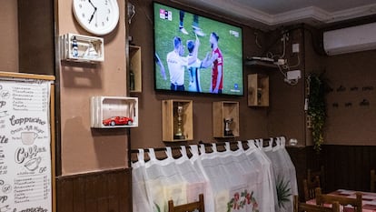 Un partido de fútbol televisado anoche en el bar, que los días que no hay Champions está  prácticamente vacío.