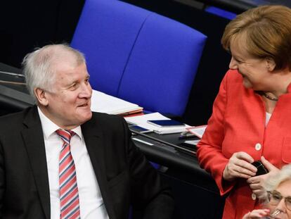 La canciller alemana, Angela Merkel, (dch) conversa con el ministro del Interior, Horst Seehofer,durante una sesión parlamentaria en el Bundestag en Berlín, la semana pasada. 