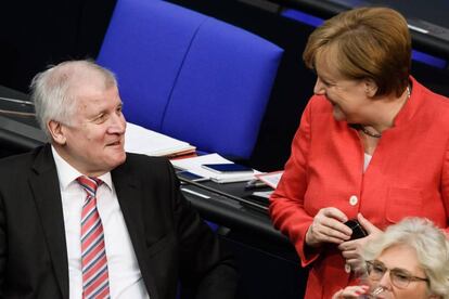 La canciller alemana, Angela Merkel, (dch) conversa con el ministro del Interior, Horst Seehofer,durante una sesión parlamentaria en el Bundestag en Berlín, la semana pasada.