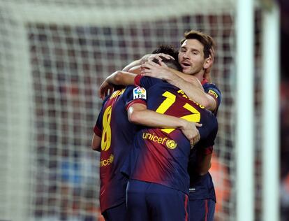 Messi celebra uno de los goles de sus compañeros.