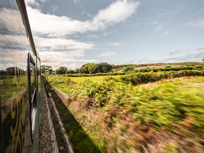 El tren Costa Verde Express, durante su recorrido.