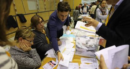 Recuento en un colegio electoral de Girona el 21-D.