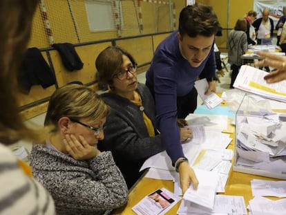 Recuento en un colegio electoral de Girona el 21-D.