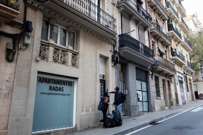 Una pareja entra en un apartamento turístico de Barcelona.