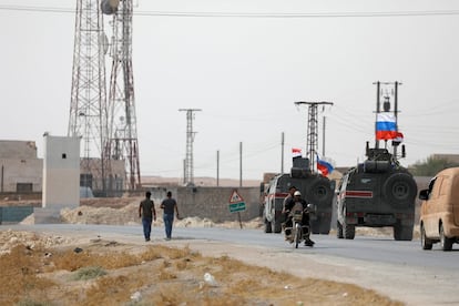 Desde hace casi una semana, Turquía lleva a cabo una ofensiva en el norte de Siria para alejar de su frontera a la milicia kurda de las Unidades de Protección Popular (YPG). En la imagen, dos tanques ondean banderas nacionales rusas y sirias cerca de Manbij (Siria), el 15 de octubre de 2019.