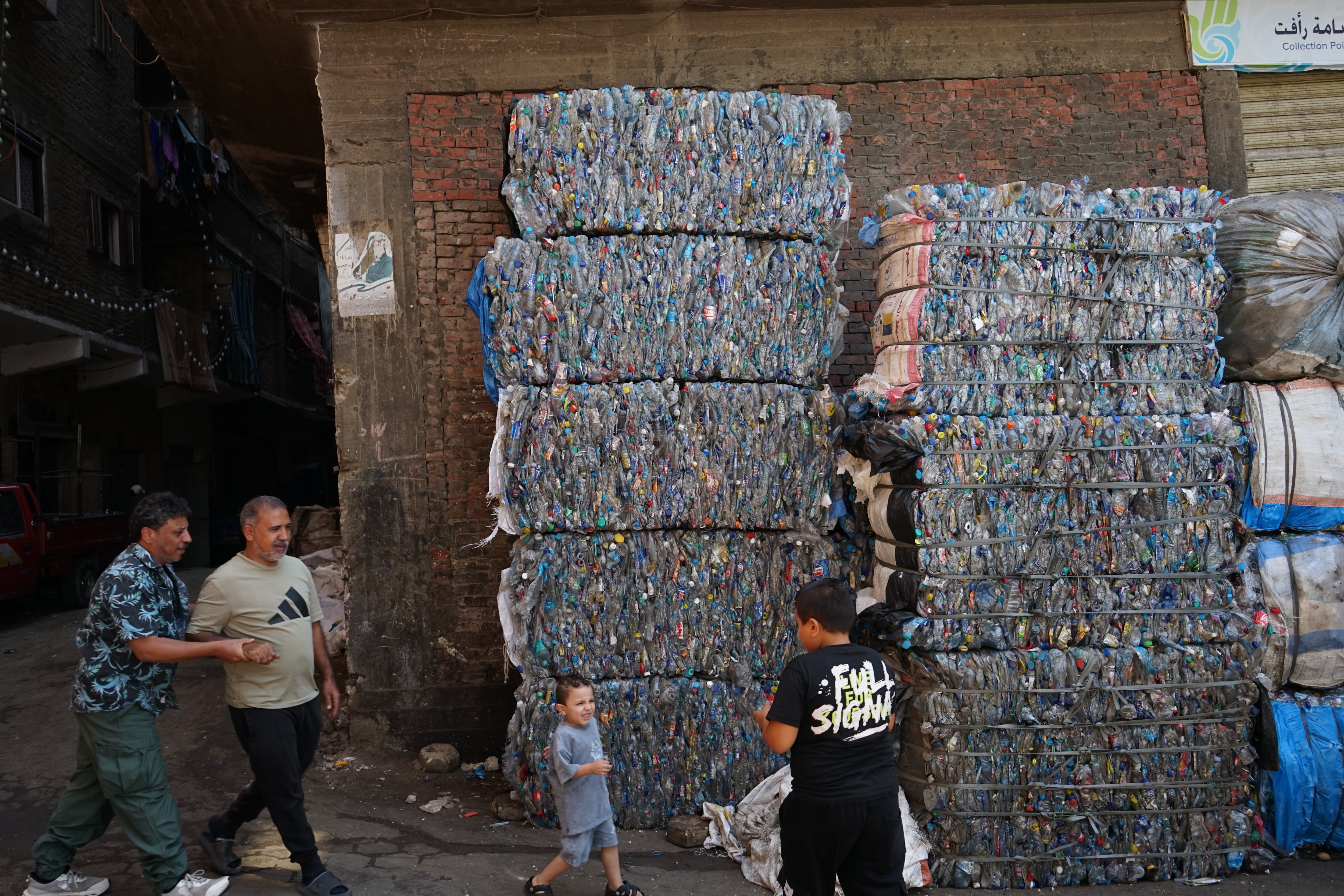 El bloqueo de Ormuz dispara los precios del plástico reciclado en la ciudad de la basura de El Cairo