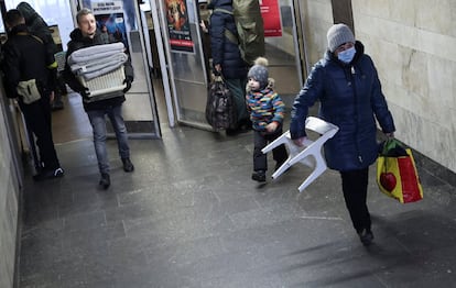 El metro de Kiev se ha convertido en el refugio diario para miles de ucranios cuando las alarmas antiáreas empiezan a advertir de la llegada de un nuevo castigo del Ejército ruso. En la imagen, civiles abandonan una de las estaciones del metro de Kiev tras cesar los bombardeos.