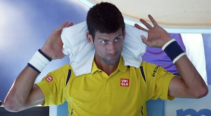 Djokovic se refresca durante um descanso.