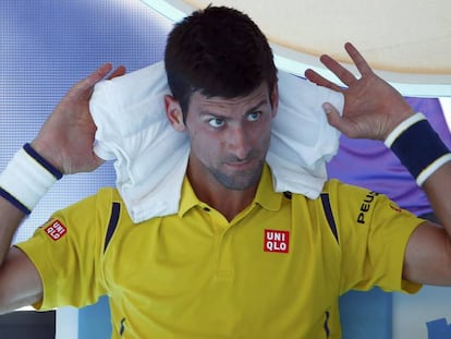 Djokovic se refresca durante um descanso.