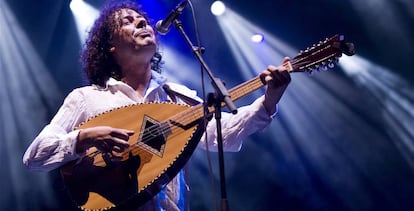Aziz Sahmanoui durante una actuación en Barcelona en 2011.