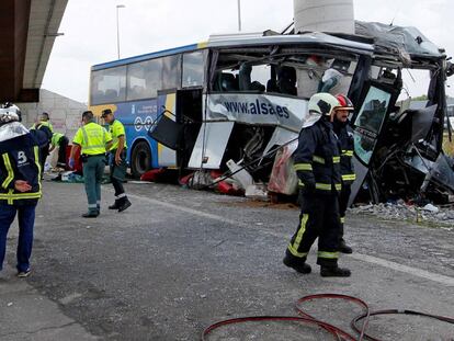 GRAF5180. AVILES, 03/09/2018.- Estado en el que ha quedado el autobús de línea de la compañía Alsa tras colisionar contra un pilar de cemento de un viaducto en obras en la carretera de circunvalación de Avilés. Al menos cuatro personas han fallecido y más de una veintena han resultado heridas en el accidente. EFE/Alberto Morante