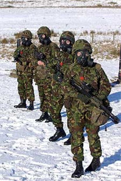 Soldados británicos realizan maniobras esta mañana en el condado de Yorkshire.