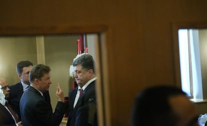 Alexei Miller (a la izquierda) discute con el entonces presidente ucraniano, Pyotr Poroshenko (d), en octubre de 2014, durante la cumbre ASEM.