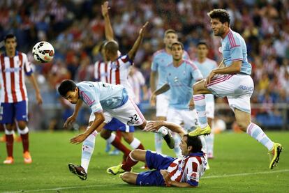 El jugador del Atl&eacute;tico, Godin, es arrollado por jugadores del Celta. 