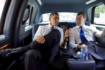 El presidente de EE UU, Barack Obama, y el presidente de Rusia, Dimitry Medvedev, en la limusina presidencial camino del local donde el estadounidense ha agasajado a su huésped con una hamburguesa.