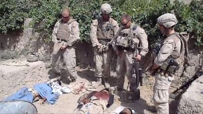 Imagen del v&iacute;deo en el que unos soldados de EE UU orinan sobre los cad&aacute;veres de unos talibanes.