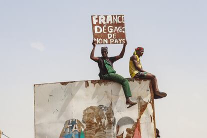 Decenas de miles de personas se congregan, por segundo día consecutivo, para pedir el retiro de las tropas francesas de Níger, el pasado sábado en Niamey.
