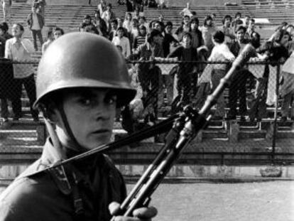 Un soldado chileno hace guardia frente a prisioneros en el estadio Nacional de Chile tras el golpe de Estado de Pinochet, en 1973.