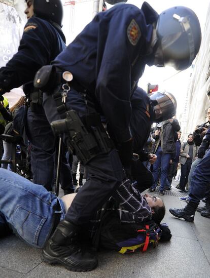 Detención de un manifestante durante la jornada de huelga en Madrid.
