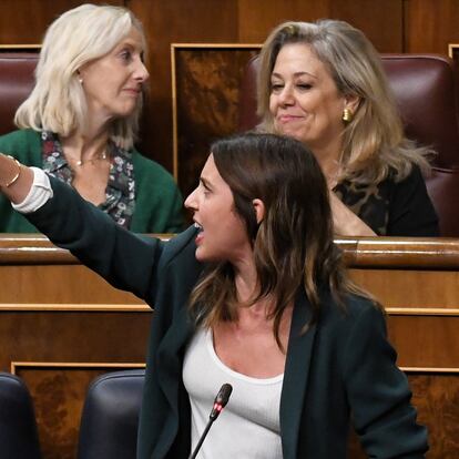 La ministra de Igualdad, Irene Montero, interviene en una sesión plenaria en el Congreso de los Diputados, a 23 de noviembre de 2022, en Madrid (España). Los Presupuestos Generales del Estado (PGE) para 2023 llegaron al Pleno del Congreso de los Diputados el lunes 21 de noviembre para someterse a la última votación antes de pasar al Senado. El voto favorable de EH Bildu y PDeCAT garantiza una mayoría de 175 'síes' de cara a la votación de este jueves, que permitirá enviar el proyecto presupuestario al Senado para su aprobación.
23 NOVIEMBRE 2022
Fernando Sánchez / Europa Press
23/11/2022