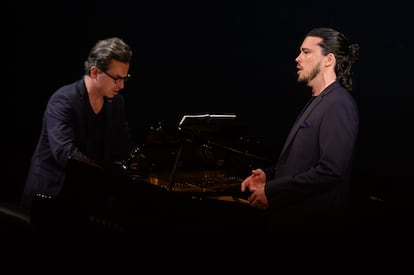 El pianista Daniel Heide y el barítono Andrè Schuen durante el primer bloque de canciones de Franz Schubert que interpretaron en el Teatro de la Zarzuela.