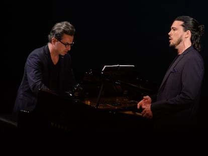 El pianista Daniel Heide y el barítono Andrè Schuen durante el primer bloque de canciones de Franz Schubert que interpretaron en el Teatro de la Zarzuela.