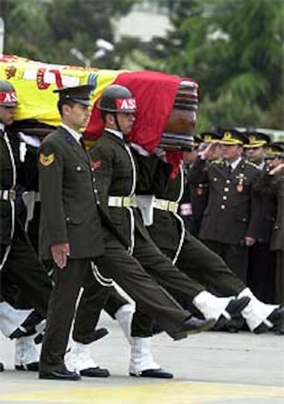 Embarque de los féretros con los militares españoles en el aeropuerto de Trabzon el 28 de mayo de 2003.