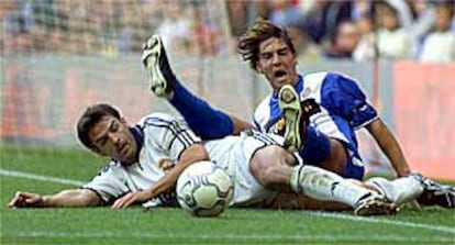 Morientes y David García, en el suelo, disputan el balón durante el partido Real Madrid-Espanyol.