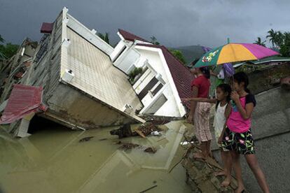 Un grupo de niñas observa los destrozos provocados por la tormenta en la ciudad de Real.