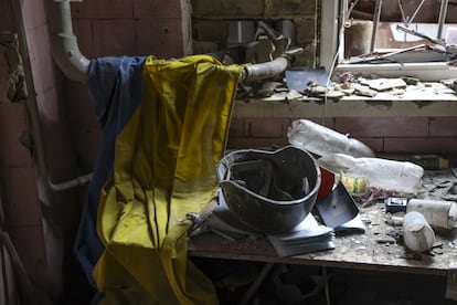 Una bandera ucrania, un casco militar y documentos médicos se ven sobre una mesa en una parte destruida de la planta metalúrgica Illich Iron & Steel Works, en Mariupol. La ciudad portuaria es un punto estratégico en el mar de Azov y ha sido asediado por tropas y fuerzas rusas desde áreas autoproclamadas separatistas en el este de Ucrania durante más de seis semanas.