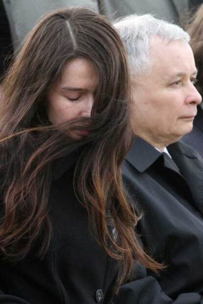 Marta, hija del fallecido presidente polaco, y Jaroslaw Kaczynski, su hermano gemelo, ante el féretro.