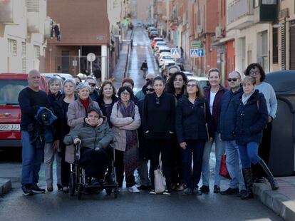 Un grupo de familiares de residentes en varios centros gestionados por Aralia en Madrid, reunidos en una calle de los Mártires de la Ventilla, en el norte de la capital.