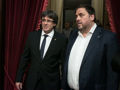 Carles Puigdemont (Junts) y Oriol Junqueras (ERC), el 10 de octubre de 2017 en el Parlament de Cataluña.