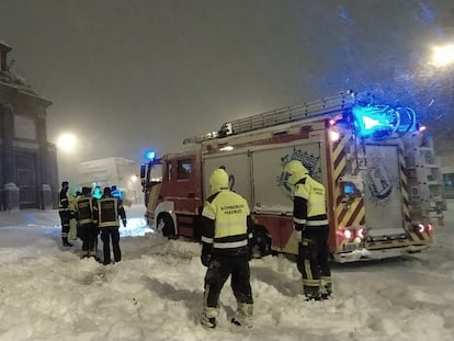 Un coche de bomberos municipal atrapado en la Puerta de Toledo de Madrid en la madrugada del sábado.