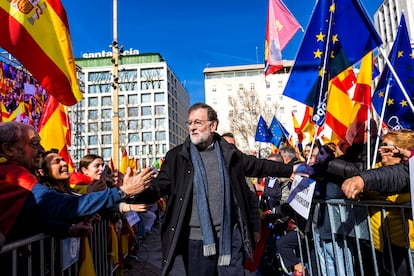 Mariano Rajoy, expresidente de Gobierno, saluda a su llegada a plaza España de Madrid.