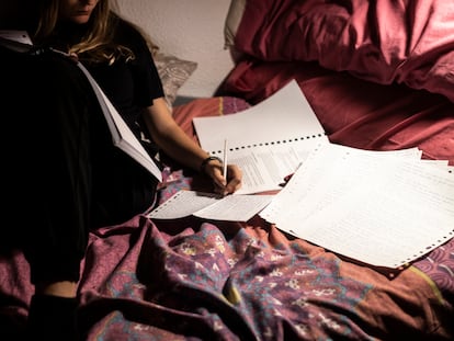 Una joven estudia en su cama para preparar el examen de Selectividad en Madrid