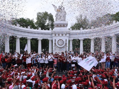 El presidente nacional del Movimiento de Regeneración Nacional (Morena), Mario Delgado, participa en un mitin con sus partidarios tras la jornada electoral en México.