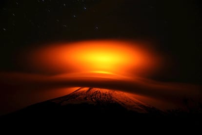 Erupcin del volcn Villarrica visto entre nubes en Pucn (Chile).