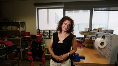 Elena García Armada, premio Inventor Europeo 2022, posa en su empresa Marsi Bionics, ubicada en el polígono tecnológico de Rivas Vaciamadrid.