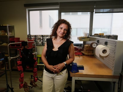 Elena García Armada, premio Inventor Europeo 2022, posa en su empresa Marsi Bionics, ubicada en el polígono tecnológico de Rivas Vaciamadrid.