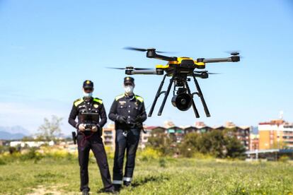 Dos policías locales de Sabadell, se entrenan para pilotar drones con los que vigilar el confinamiento, el pasado mes de abril.