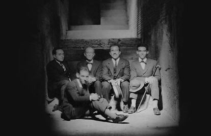 De izquierda a derecha: Adolfo Salazar, Manuel de Falla, &Aacute;ngel Barrios y Federico Garc&iacute;a Lorca. Delante: Francisco Garc&iacute;a Lorca. 