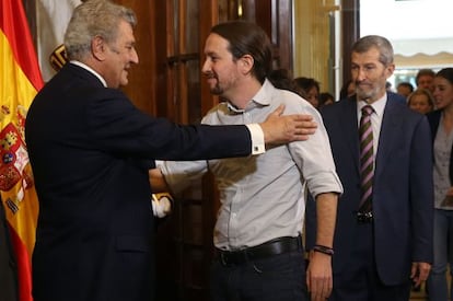 El presidente del Congreso, Jesús Posada), saluda al líder de Podemos, Pablo Iglesias. A la derecha, el general Julio Rodríguez.