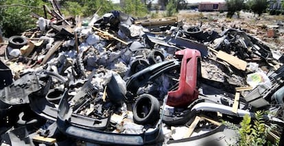 Restos de coches en un descampado de Villaverde.