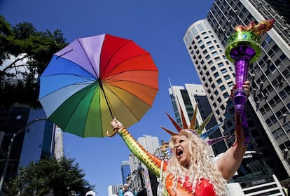 Membro da comunidade homossexual na da 18ª edição da Parada Gay em São Paulo, neste domingo.