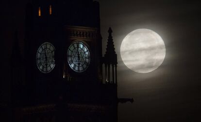 A Lua aparece atrás dos edifícios do Parlamento em Ottawa, Ontaro (Canadá).