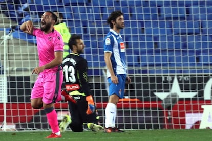 Ivi celebra el segundo gol para el Levante ante la decepci&oacute;n de Granero y Diego L&oacute;pez. 