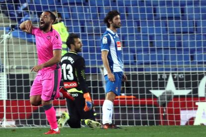 Ivi celebra el segundo gol para el Levante ante la decepción de Granero y Diego López.