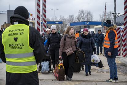 Muchos refugiados entran a pie por la frontera entre Ucrania y Moldavia por el sur, en la localidad de Palanca. Cuentan que del otro lado la espera en vehículo es de muchas horas por lo que acaban optando por caminar los últimos kilómetros hasta el paso a pesar el frío, el cansancio y el peso que cargan en sus maletas.