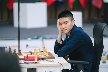 Jeffery Xiong, durante la apertura de su partida de este lunes contra Teimur Radyábov